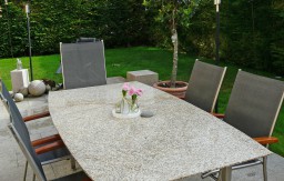 Gartentisch aus Naturstein